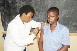 Vaccination d'une fille rwandaise