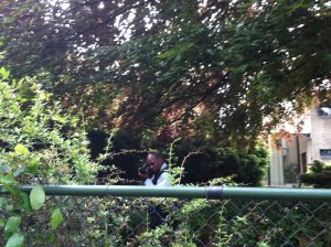 Un homme situé dans la parcelle de l'Ambassade du Rwanda à Bruxelles et intimidant des manifestants en les photographiant au mois de mai 2011 Un homme situé dans la parcelle de l'Ambassade du Rwanda à Bruxelles et intimidant des manifestants en les photographiant au mois de mai 2011
