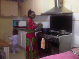 Natacha 17 ans, entrain de preparer un plat typique appris par sa maman: Imvange