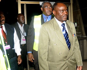 Jean Uwinkindi à son arrivée à Kigalli en compagnie du Porte-parole du TPIR. Source: New Times