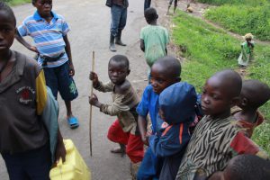 Des enfants rwandais nés et vivant réfugiés dans les forêts du Kivu.