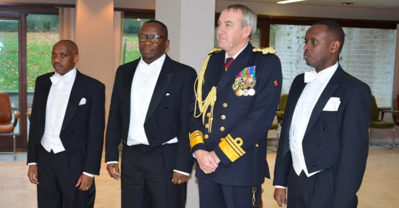 L'Ambassadeur Amandin Rugira le jour de sa remise des lettres de créances au Roi des belges au coté de Jean-Bosco Ntibitura, Premier Secrétaire - en charge des Affaires consulaires et de Gustave Ntwaramuheto