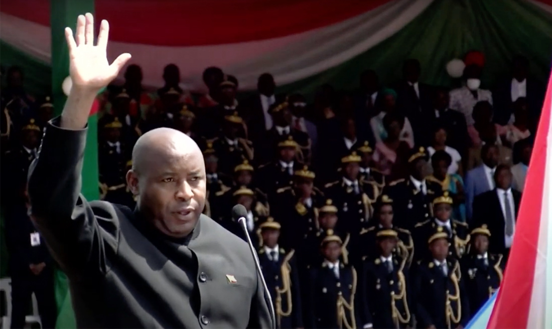 Burundi : Évariste Ndayishimiye prête serment devant une grande foule