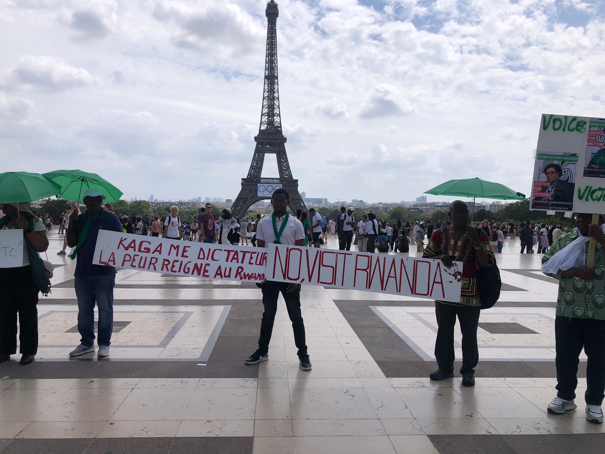 Paris : Abanyarwanda bateraniye ahantu h’amateka, basaba ubutabera kuri Victoire Ingabire.